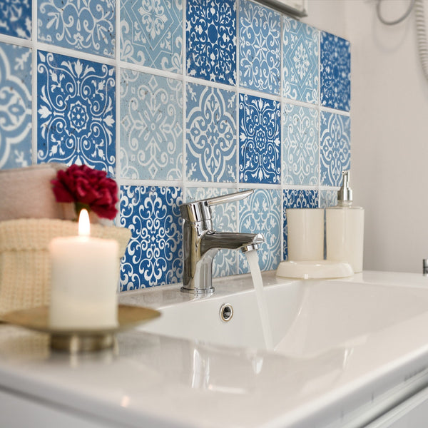 Mosaïque salle de bain : travertin, marbre ou pâte de verre ?
