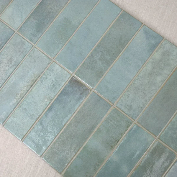 Carrelage effet zellige ou zellige : que choisir en salle de bain ?