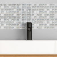 Mosaïque nacre blanc pierre et verre dans une salle de bain