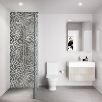 Mosaïque en verre et aluminium gris et noir dans une douche moderne