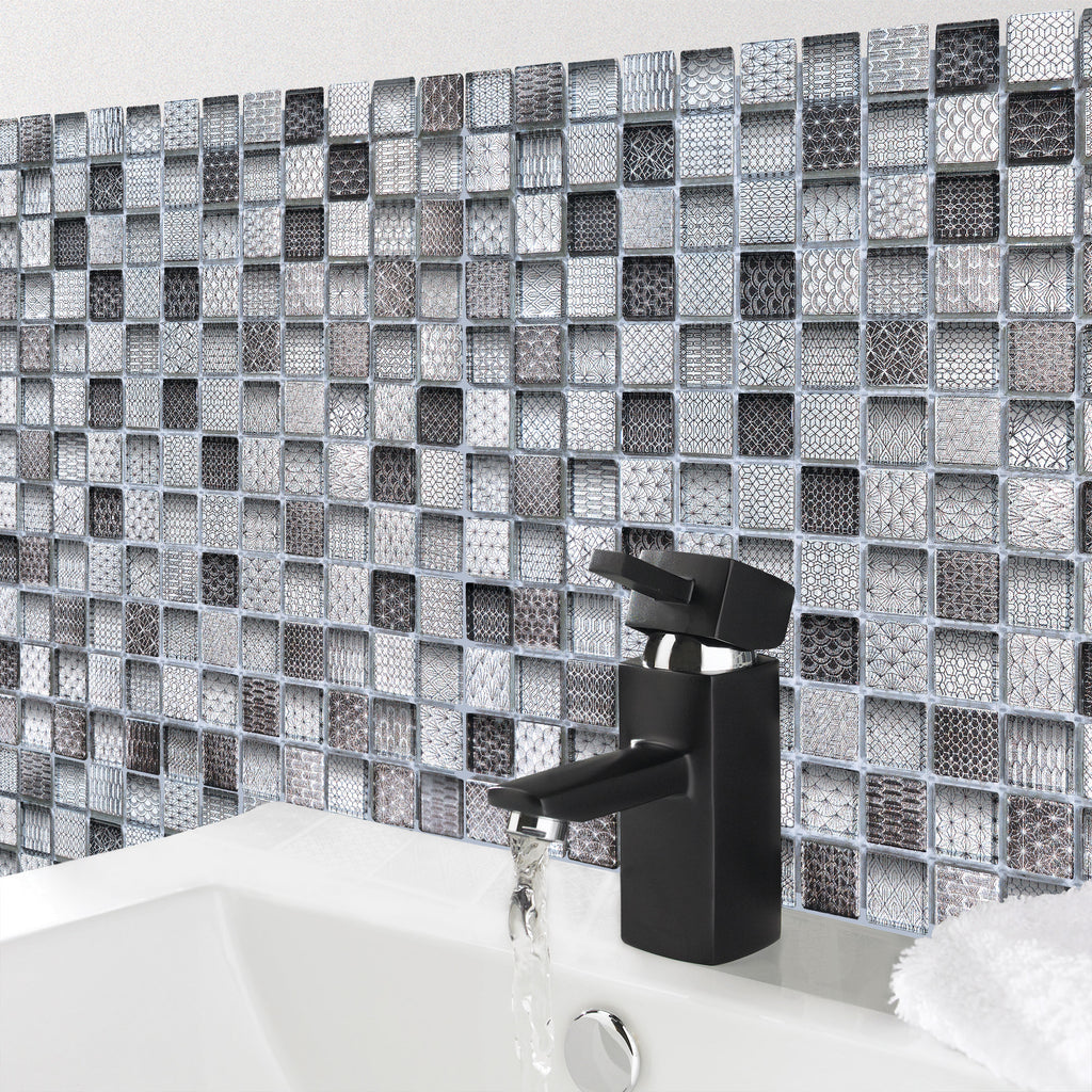 Mosaïque en travertin et verre gris et noir petit format salle de bain