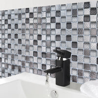 Mosaïque en travertin et verre gris et noir petit format salle de bain