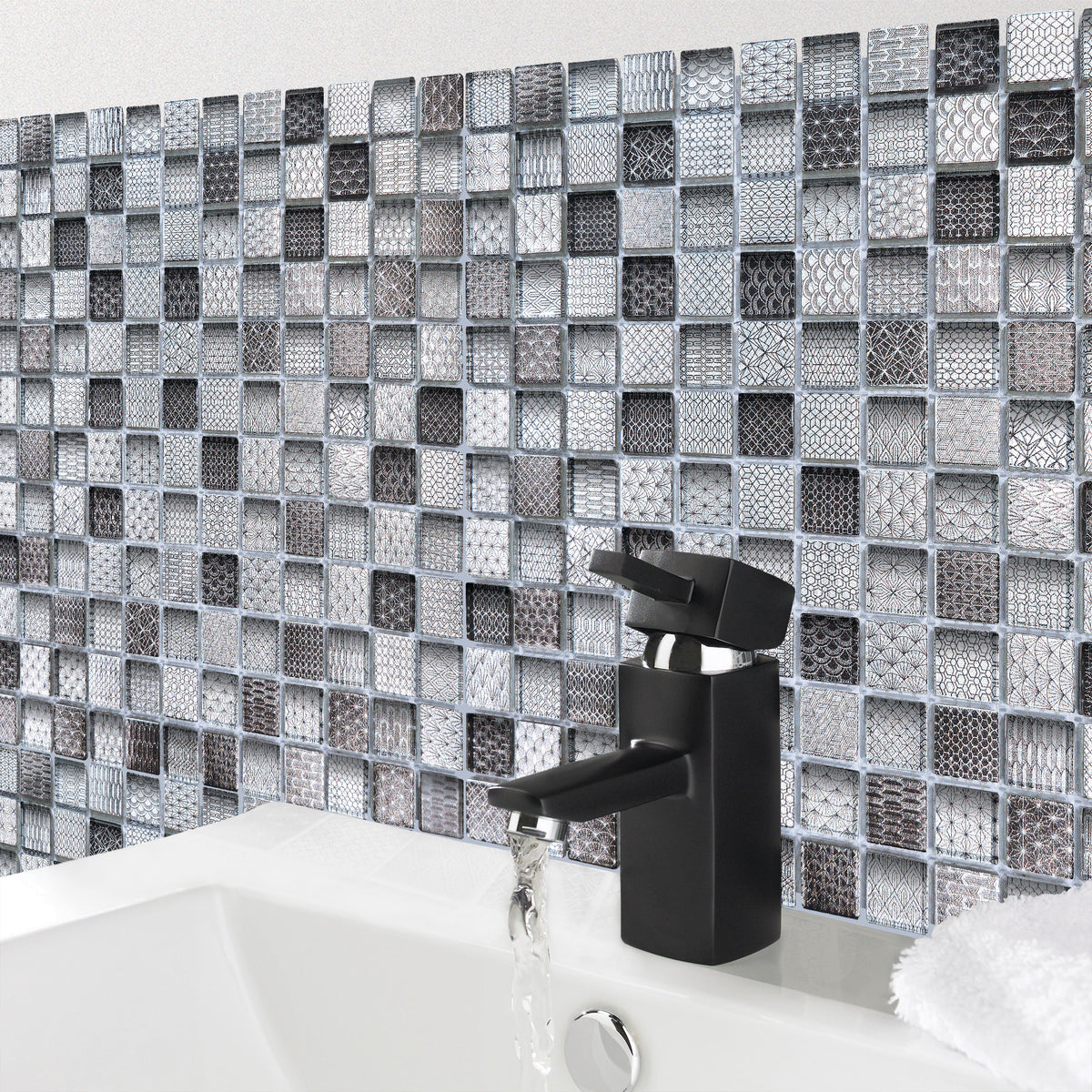 Mosaïque en travertin et verre gris et noir petit format salle de bain
