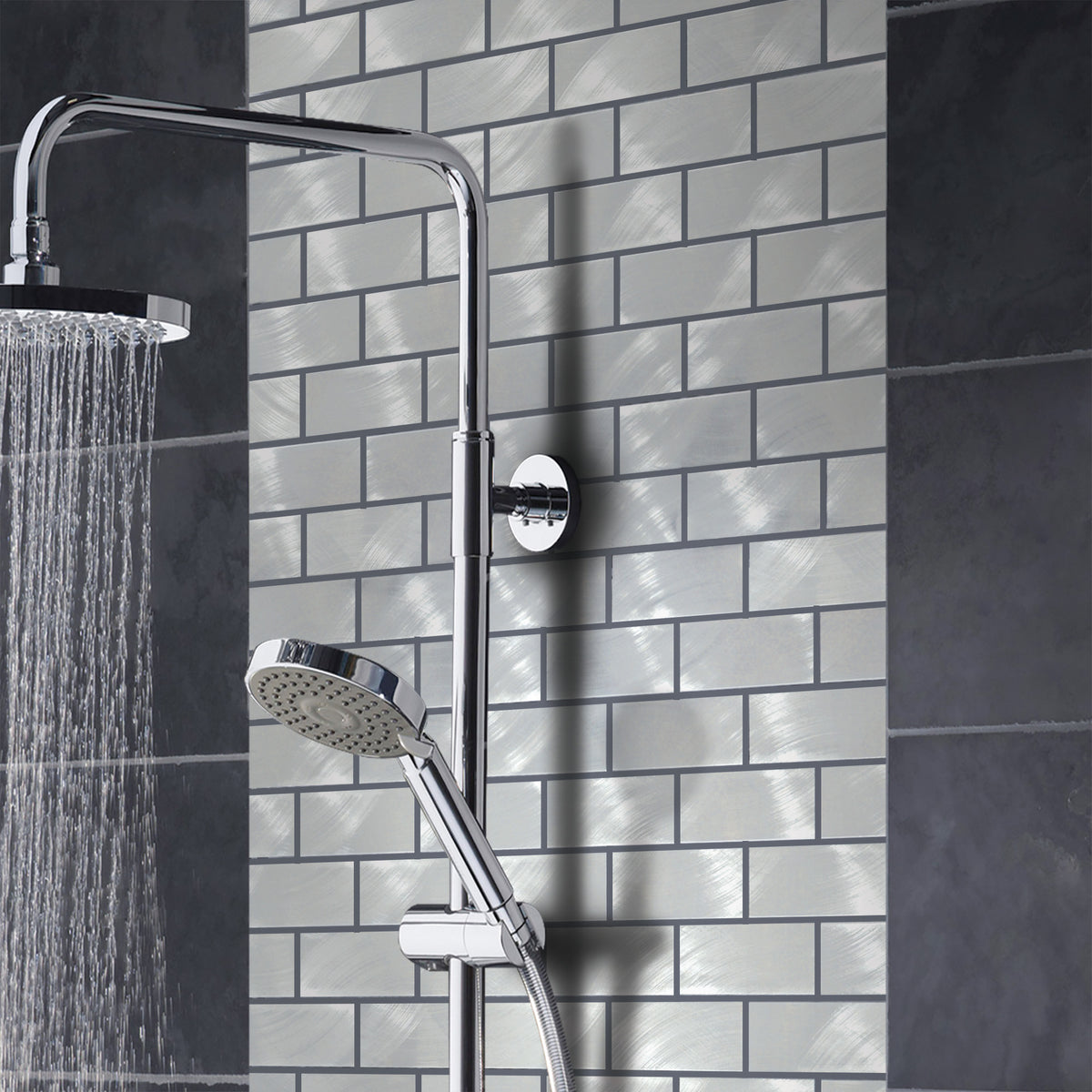 Mosaïque en chrome gris briquette sur une douche salle de bain