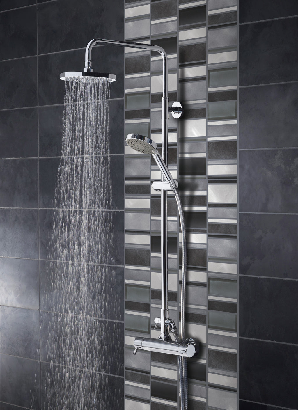Mosaïque en verre et aluminium noir salle de bain de douche