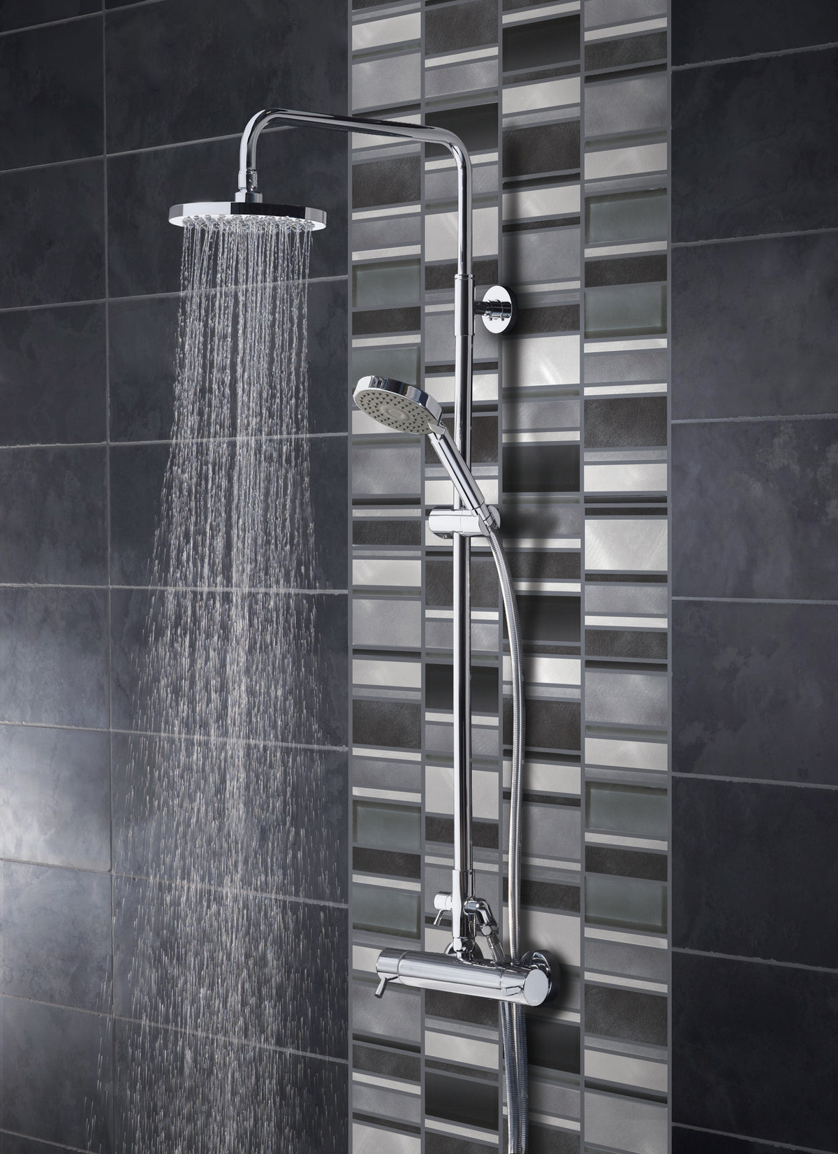 Mosaïque en verre et aluminium noir salle de bain de douche