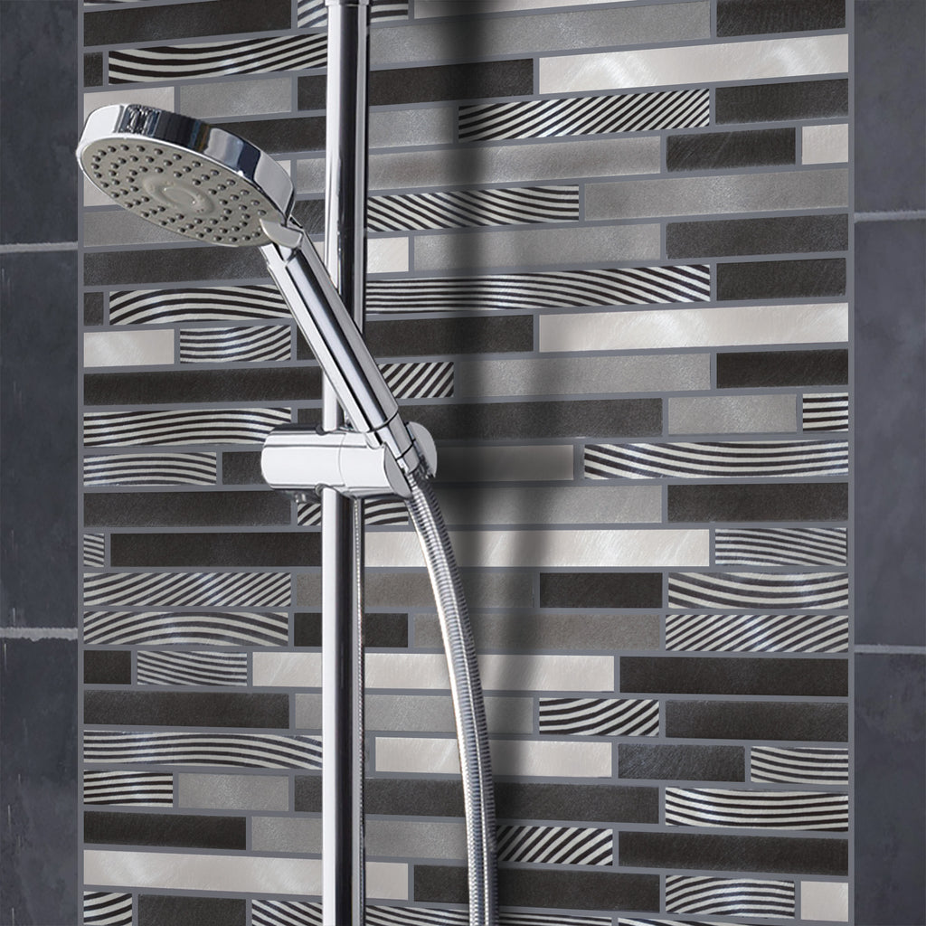 Mosaïque en verre et aluminium barrette gris et noir salle de bain douche