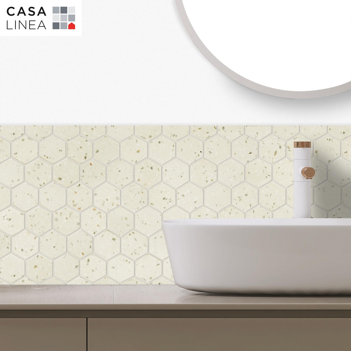 Mise en situation de la Mosaïque Terrazzo hexagone ivoire dans une salle de bain