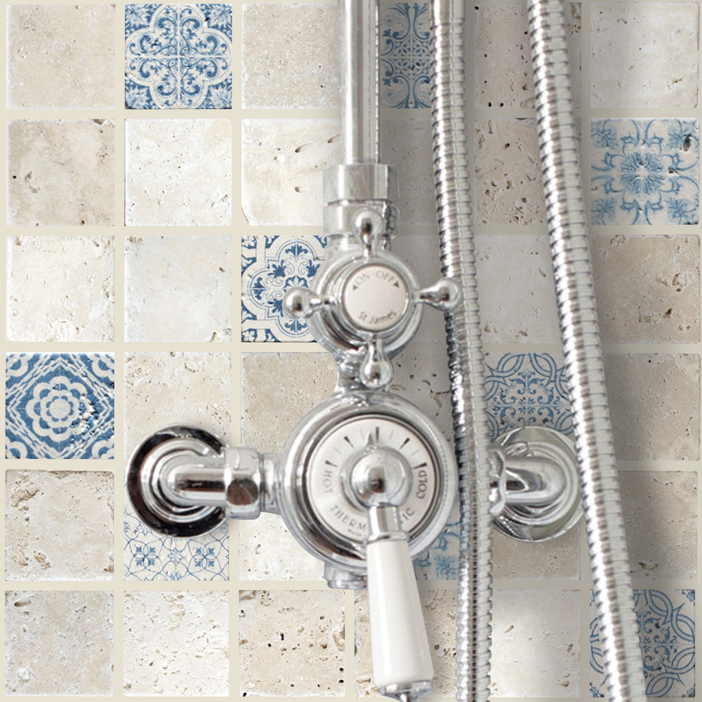 Mosaïque travertin ivoire décorée Renaissance bleu 4,8x4,8 cm - Dans une salle de bain