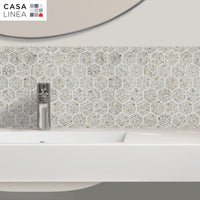 Mosaïque hexagone terrazzo light grey dans une salle de bain
