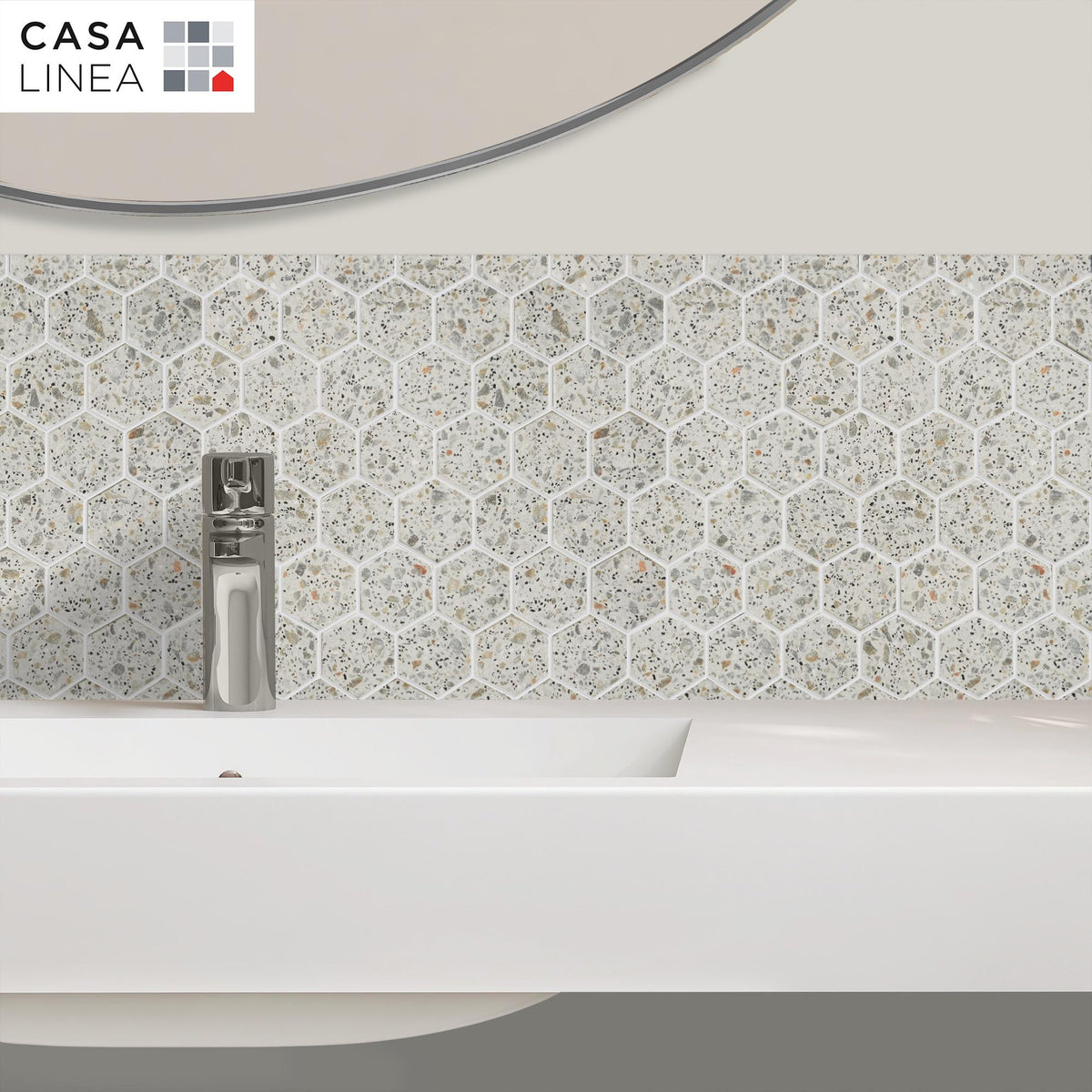 Mosaïque hexagone terrazzo light grey dans une salle de bain