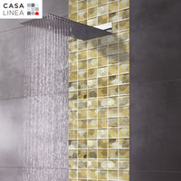 Mosaïque en verre or sur une crédence de douche