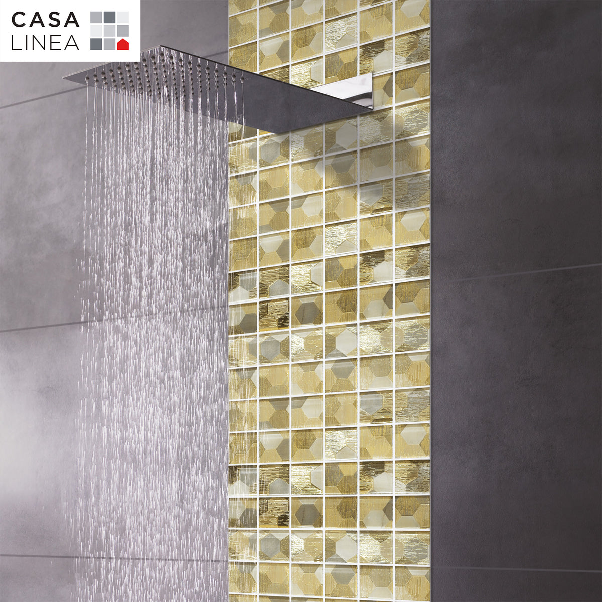 Mosaïque en verre or sur une crédence de douche