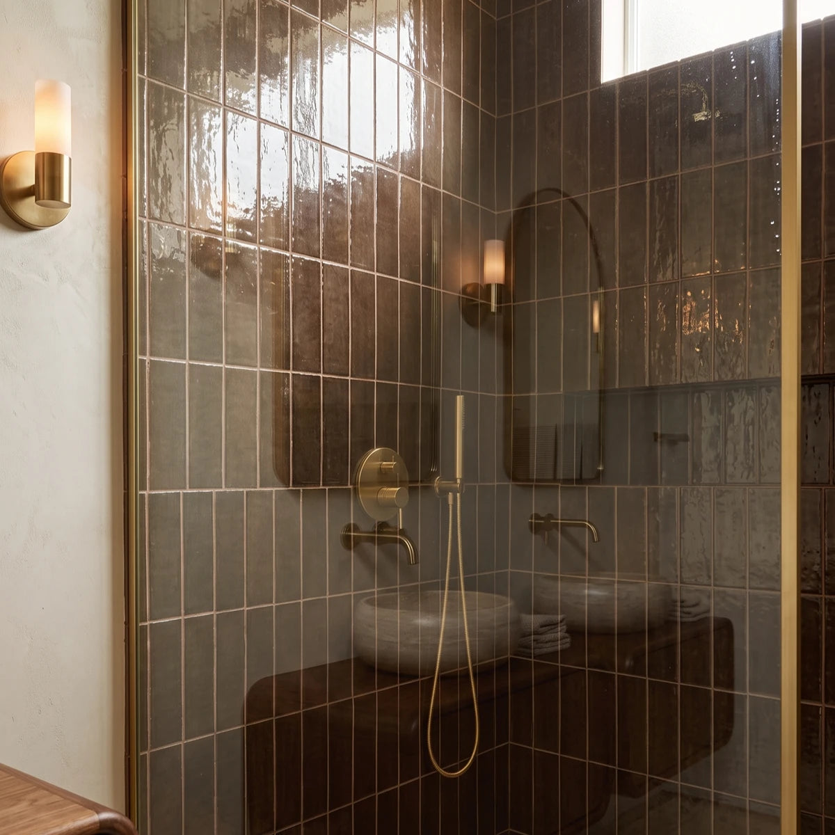 Carrelage céramique Provence marron CHOCO Barrette 32x62,5 cm au mur d'une douche a travers la vitre