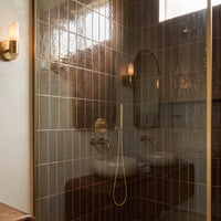 Carrelage céramique Provence marron CHOCO Barrette 32x62,5 cm au mur d'une douche a travers la vitre