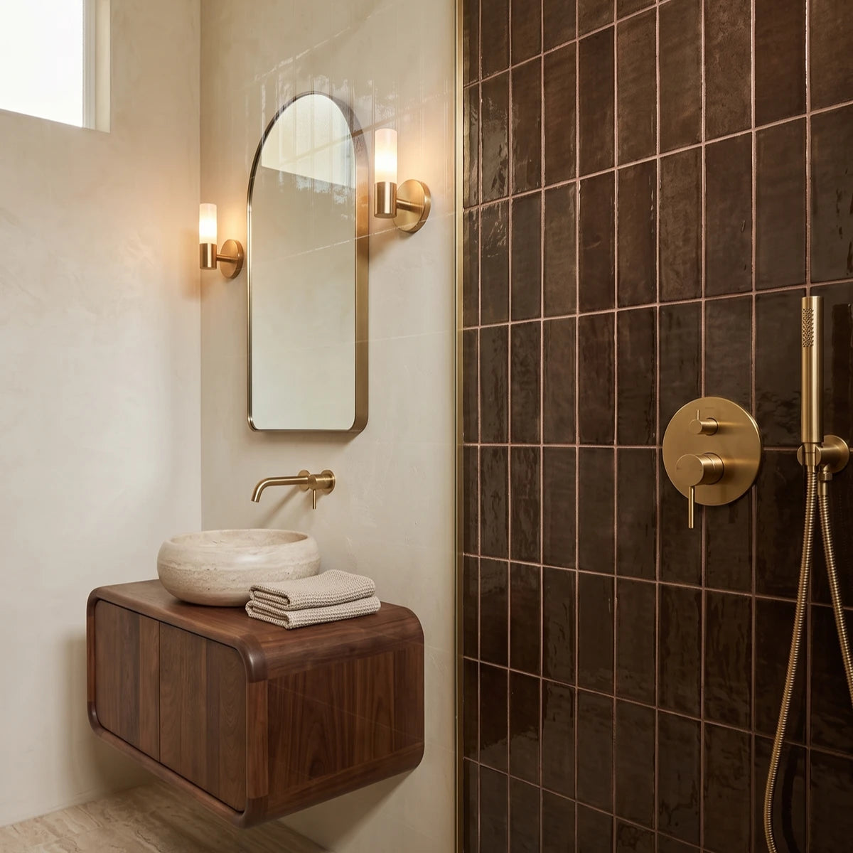Carrelage céramique Provence marron CHOCO Barrette 32x62,5 cm au mur d'une douche dans une salle de bain