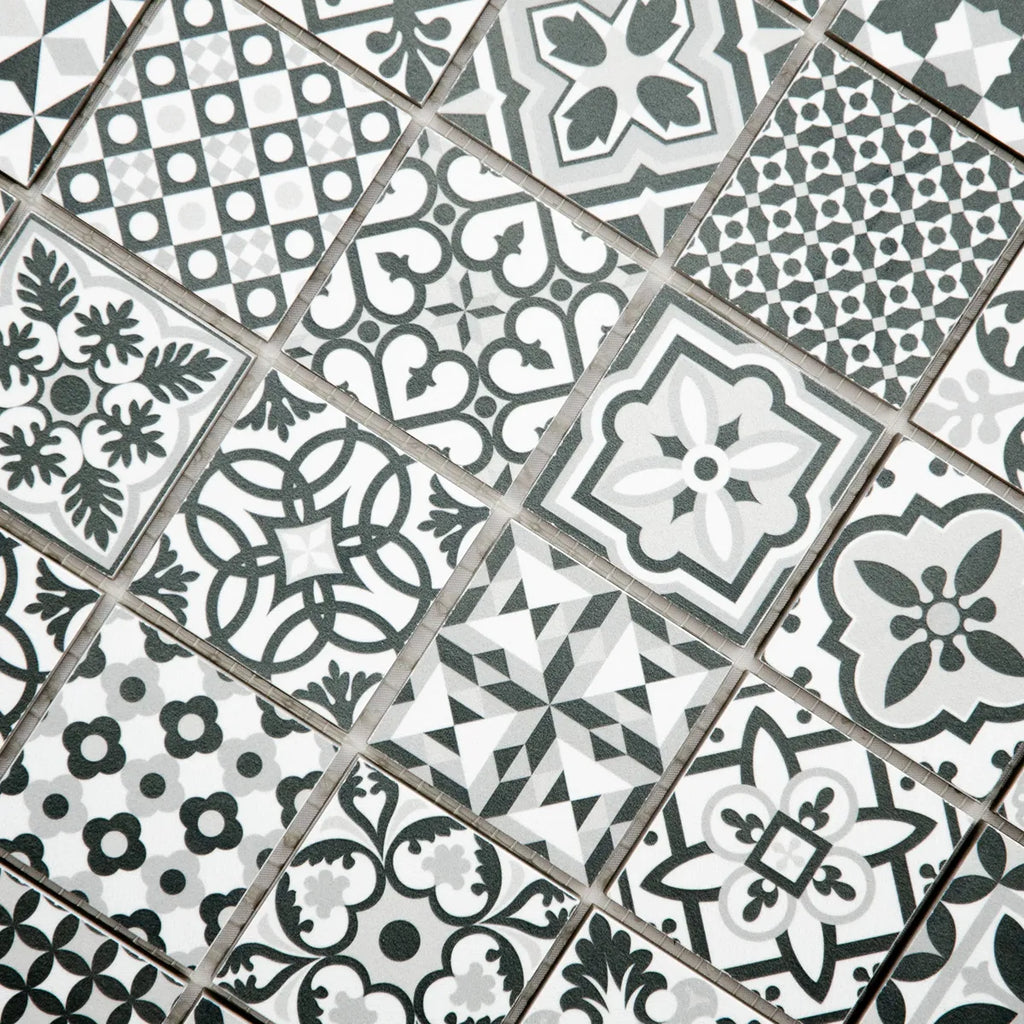 Mosaïque en céramique gris a motif détails