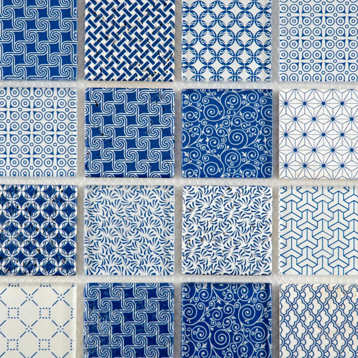 Mosaïque en verre et travertin bleu