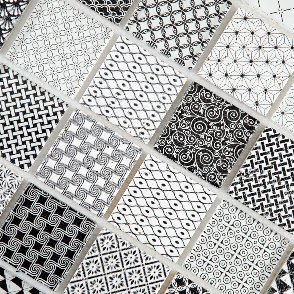 Mosaïque en verre et travertin détails