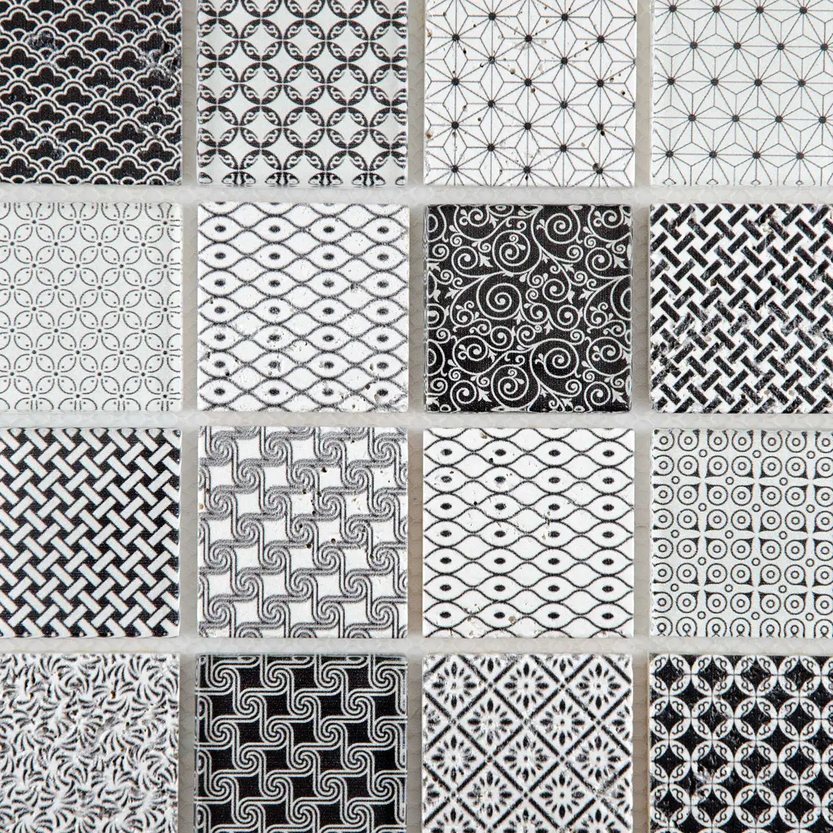 Mosaïque en verre et travertin zoomé