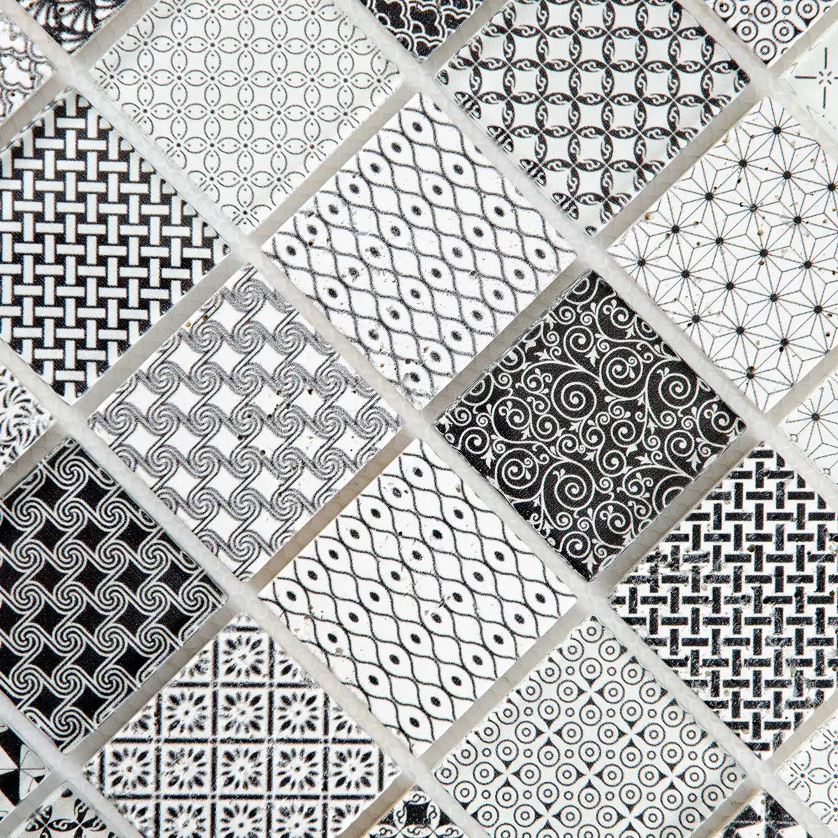 Mosaïque en verre et travertin zommé détails