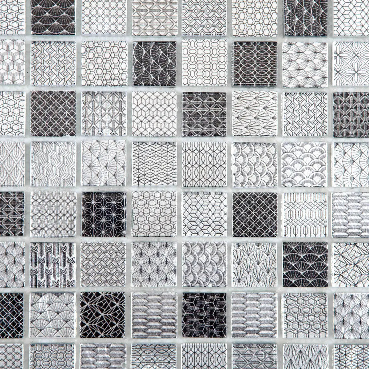 Mosaïque en travertin et verre gris et noir petit format zoomé