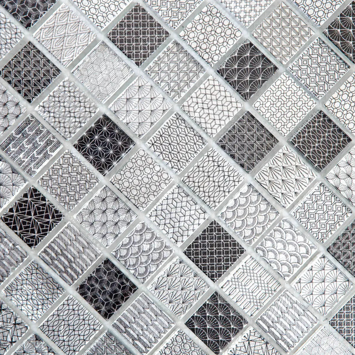 Mosaïque en travertin et verre gris et noir petit format haut