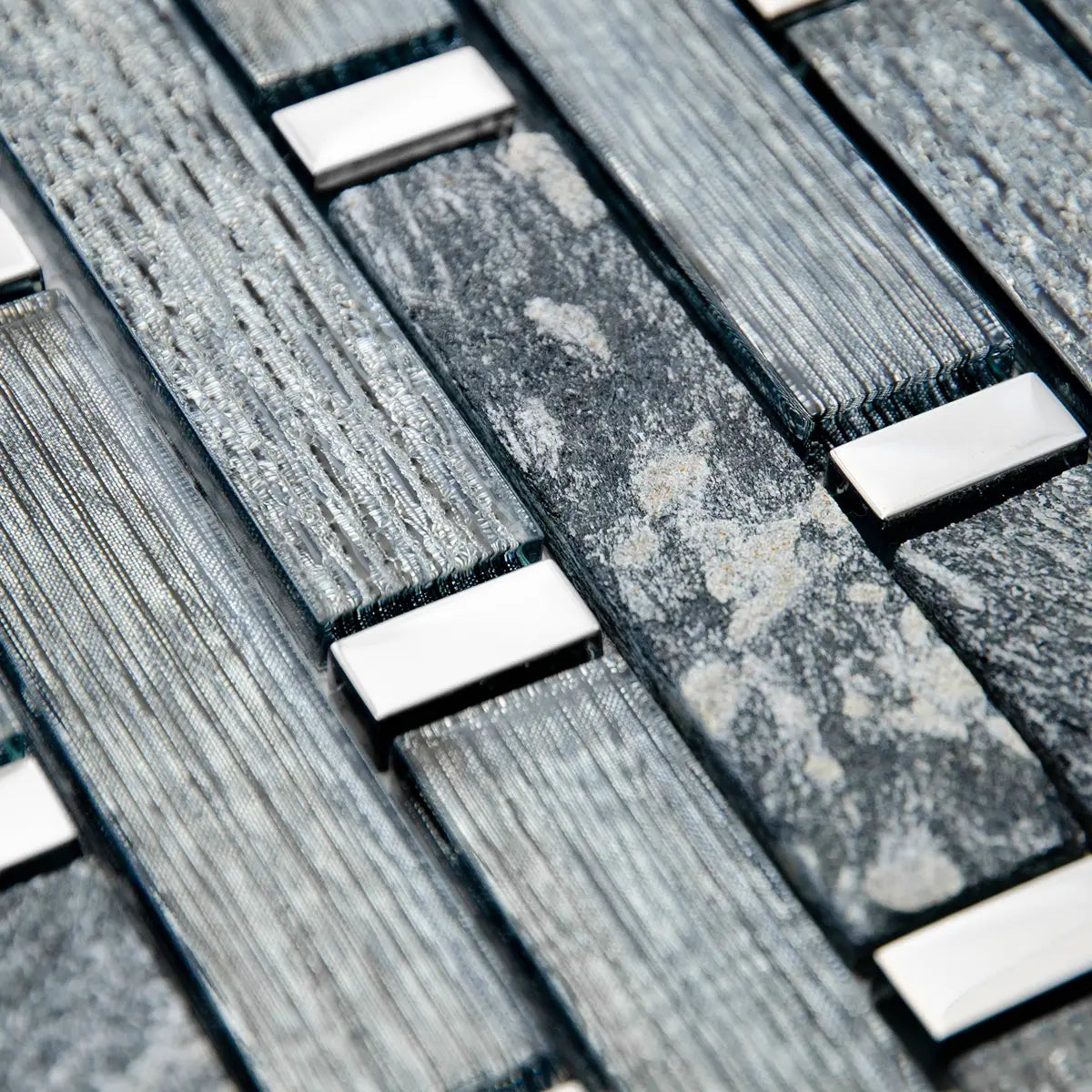 Mosaïque en verre et aluminium format barrette horizontal perspective zoomé