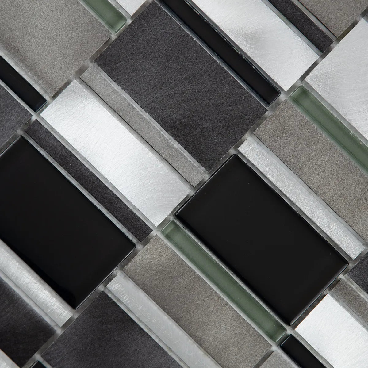 Mosaïque en verre et aluminium noir zoom détails