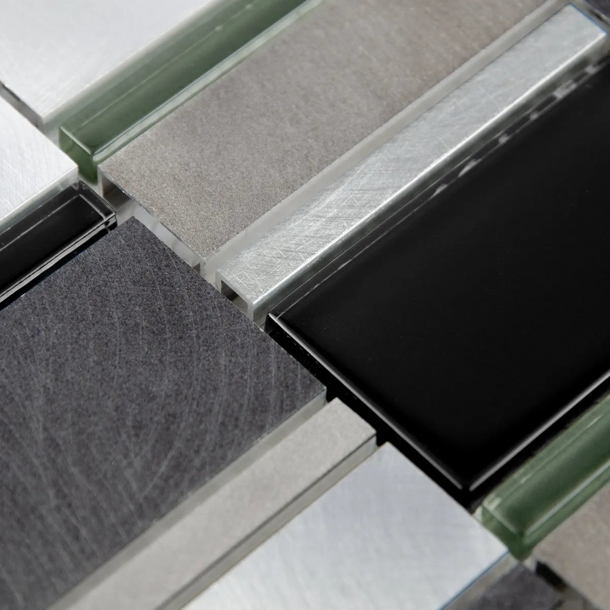 Mosaïque en verre et aluminium noir zoom détails