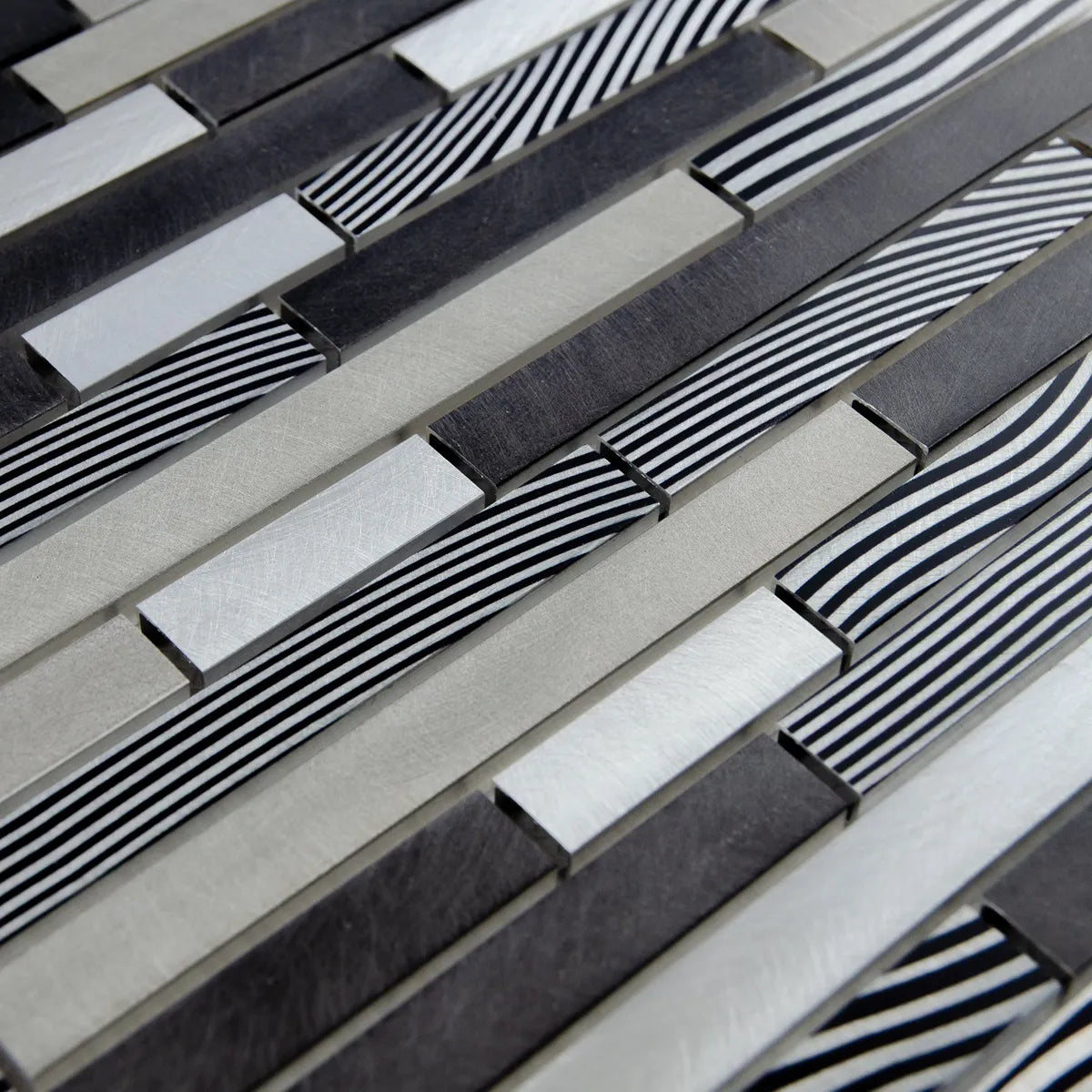 Mosaïque en verre et aluminium barrette gris et noir détails