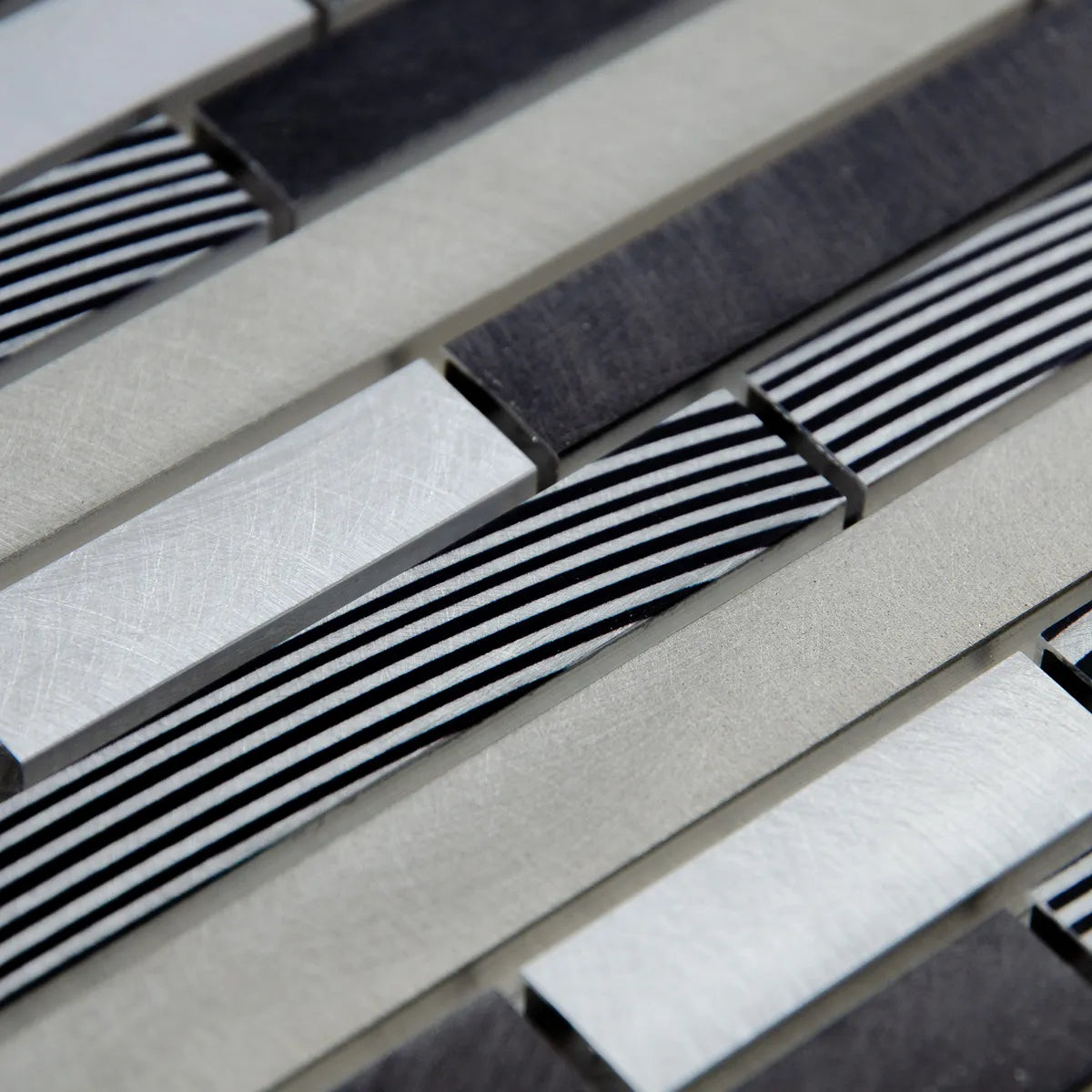 Mosaïque en verre et aluminium barrette gris et noir perspective