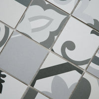 Mosaïque en céramique gris a motif vue haut