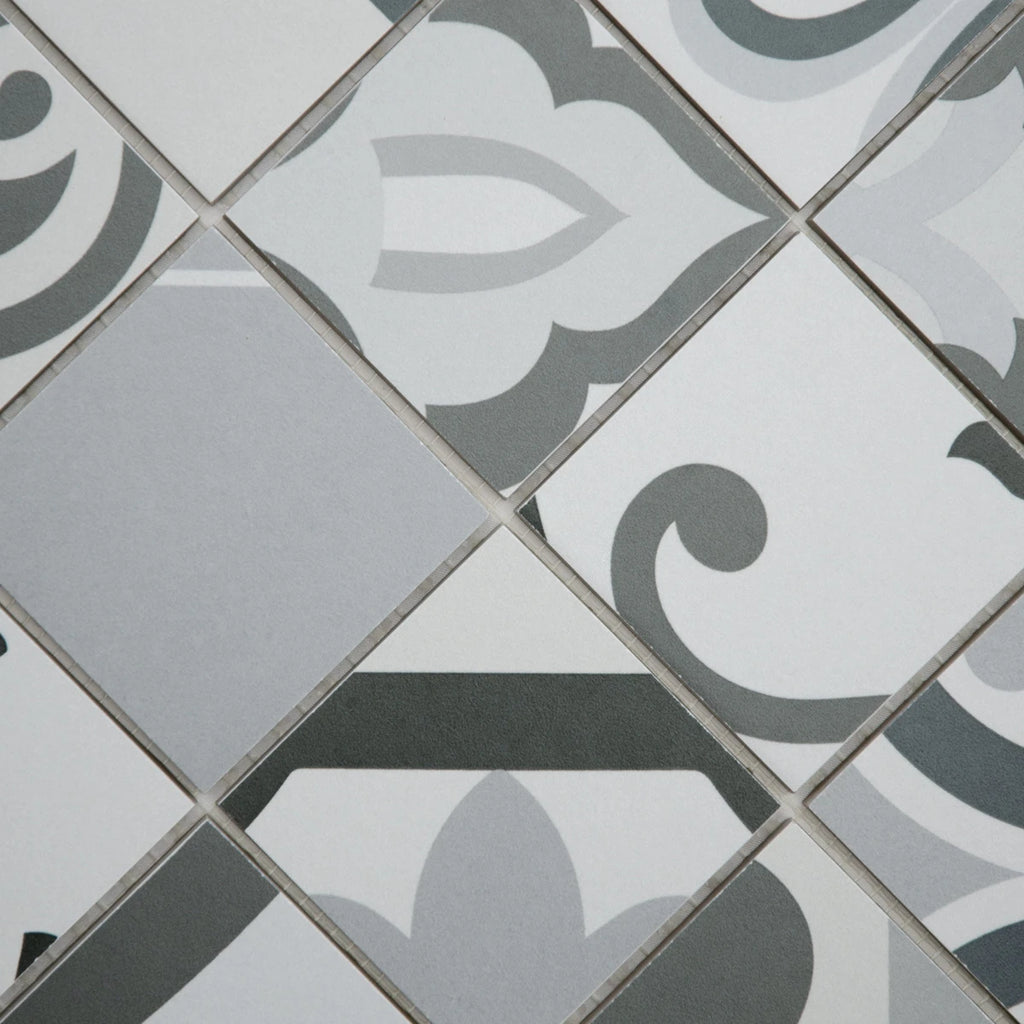 Mosaïque en céramique gris a motif détails