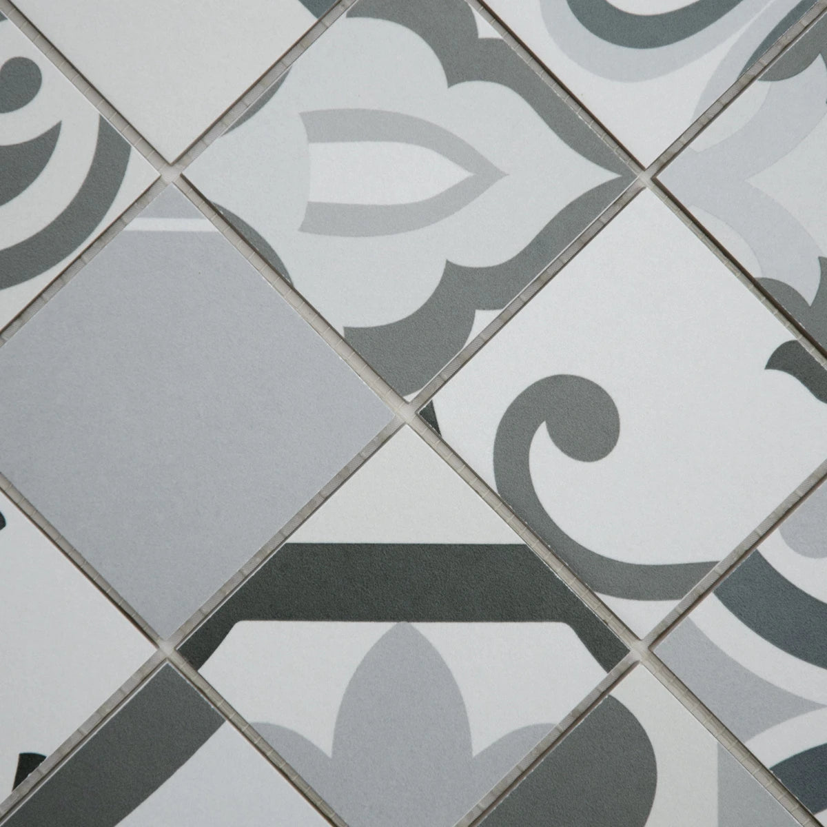 Mosaïque en céramique gris a motif détails