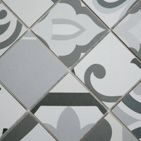 Mosaïque en céramique gris a motif détails
