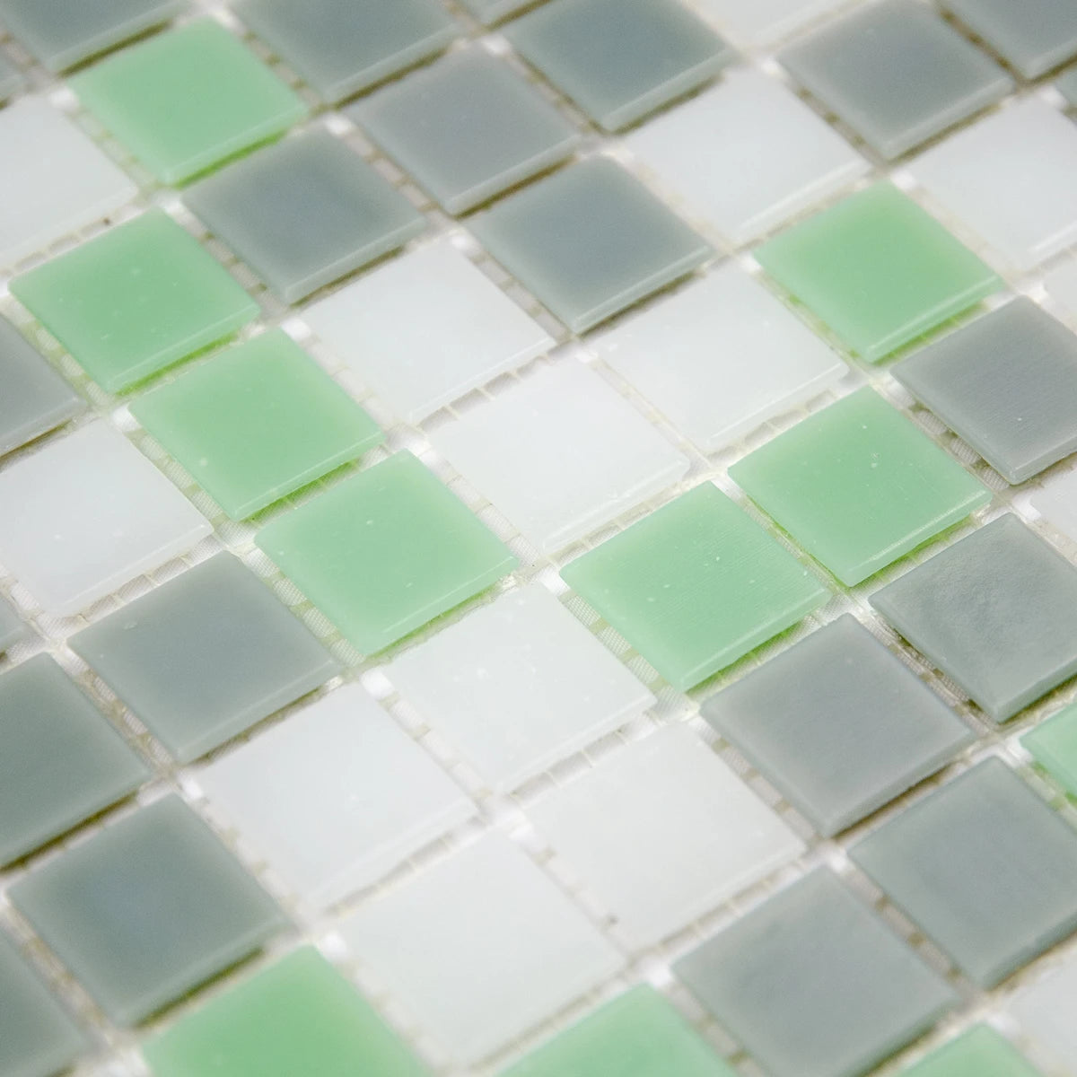 Mosaïque en pâte de verre vert gris et blanche sur trame nylon photo produit perspective zoomé