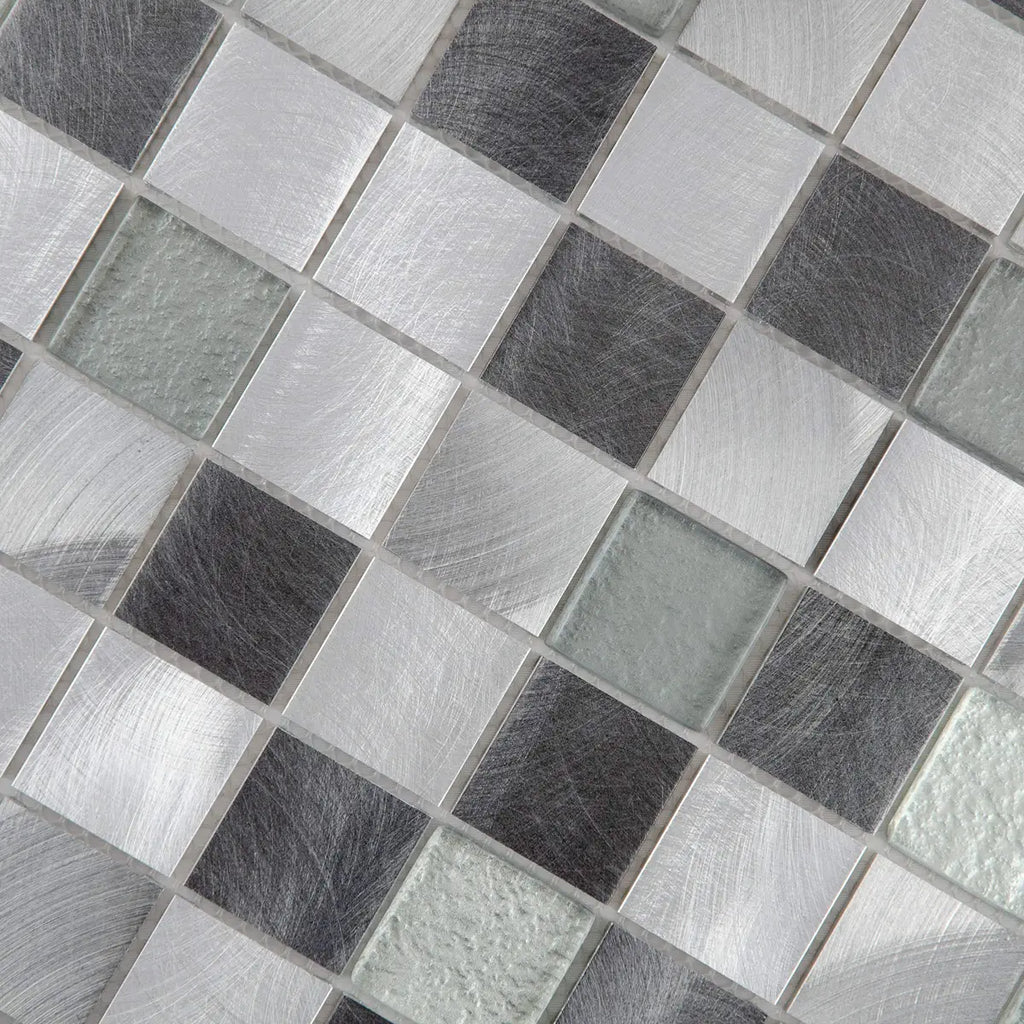 Mosaïque en verre et aluminium gris et noir détails 