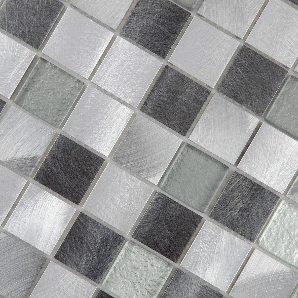 Mosaïque en verre et aluminium gris et noir détails 