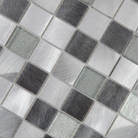 Mosaïque en verre et aluminium gris et noir détails 