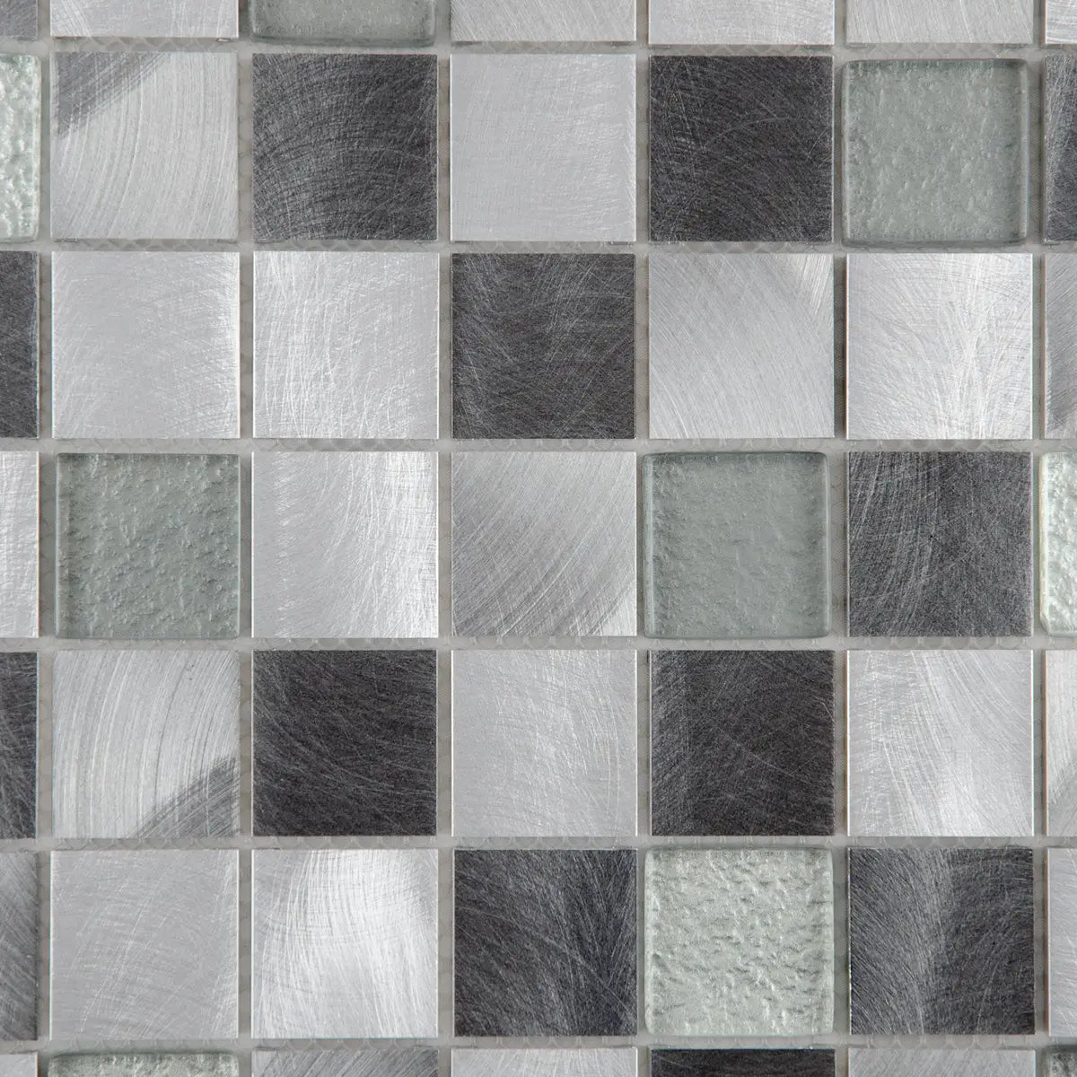 Mosaïque en verre et aluminium gris et noir zoomé