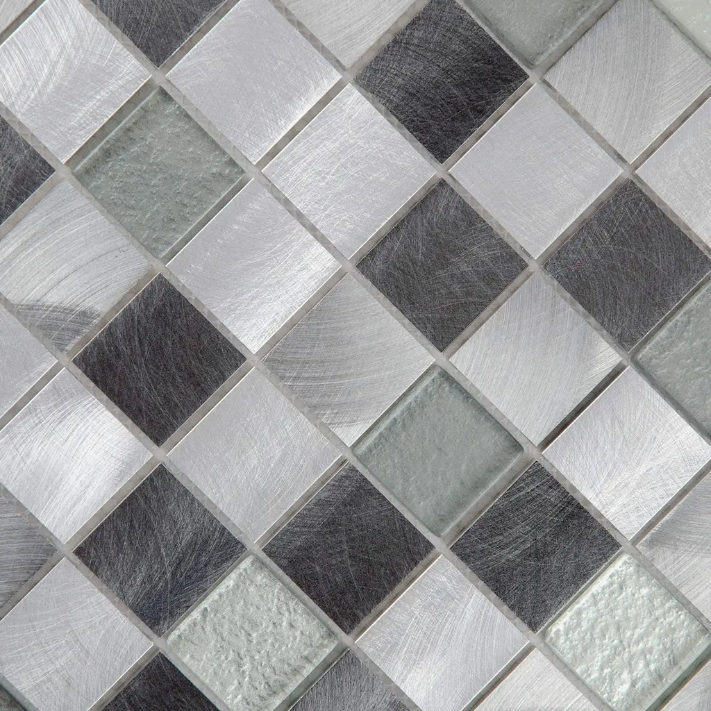 Mosaïque en verre et aluminium gris et noir détails zoomé