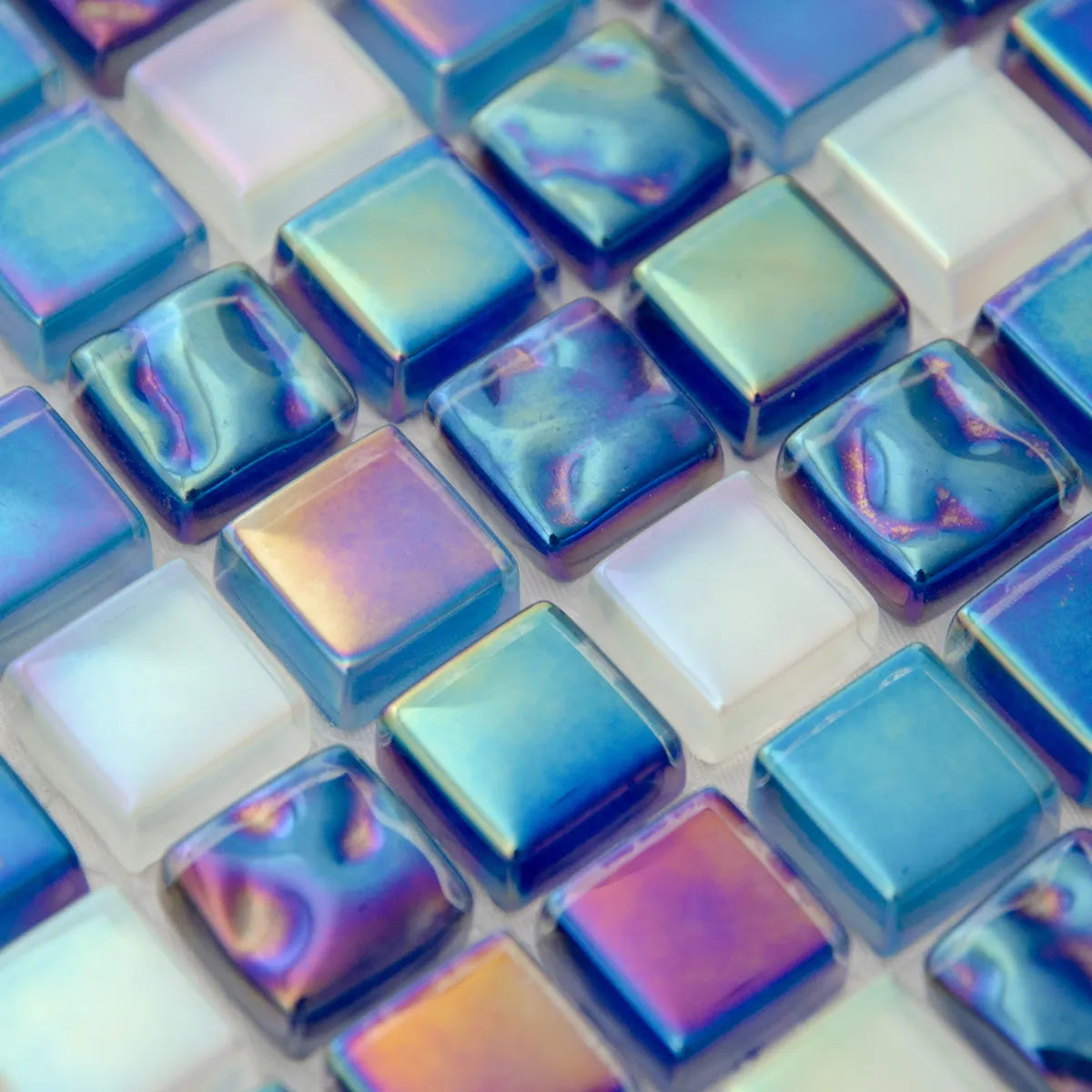 Mosaïque nacre bleu verre et pierre zoomé perspective