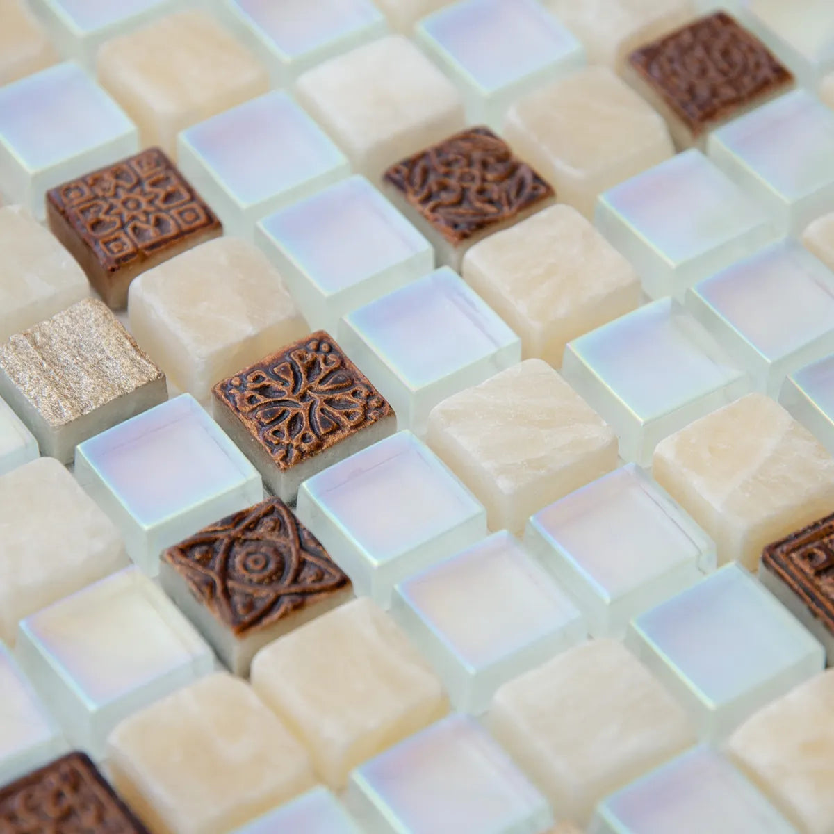 Mosaïque en verre et pierre beige zoomé perspective