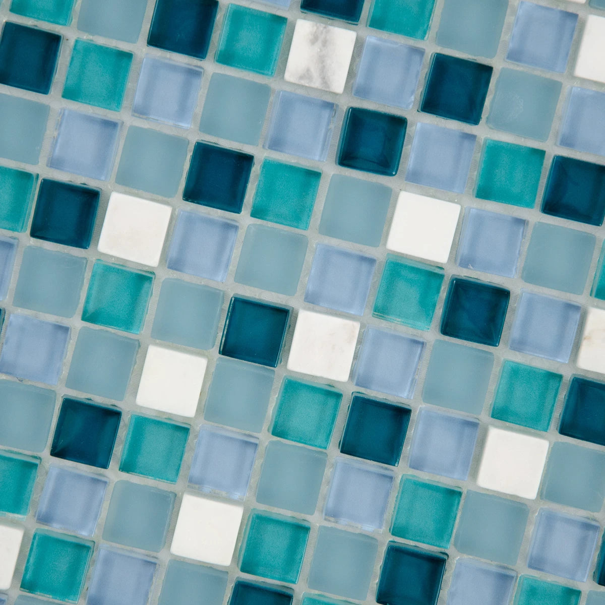 Mosaïque en verre et pierre bleu vert vue de haut détails