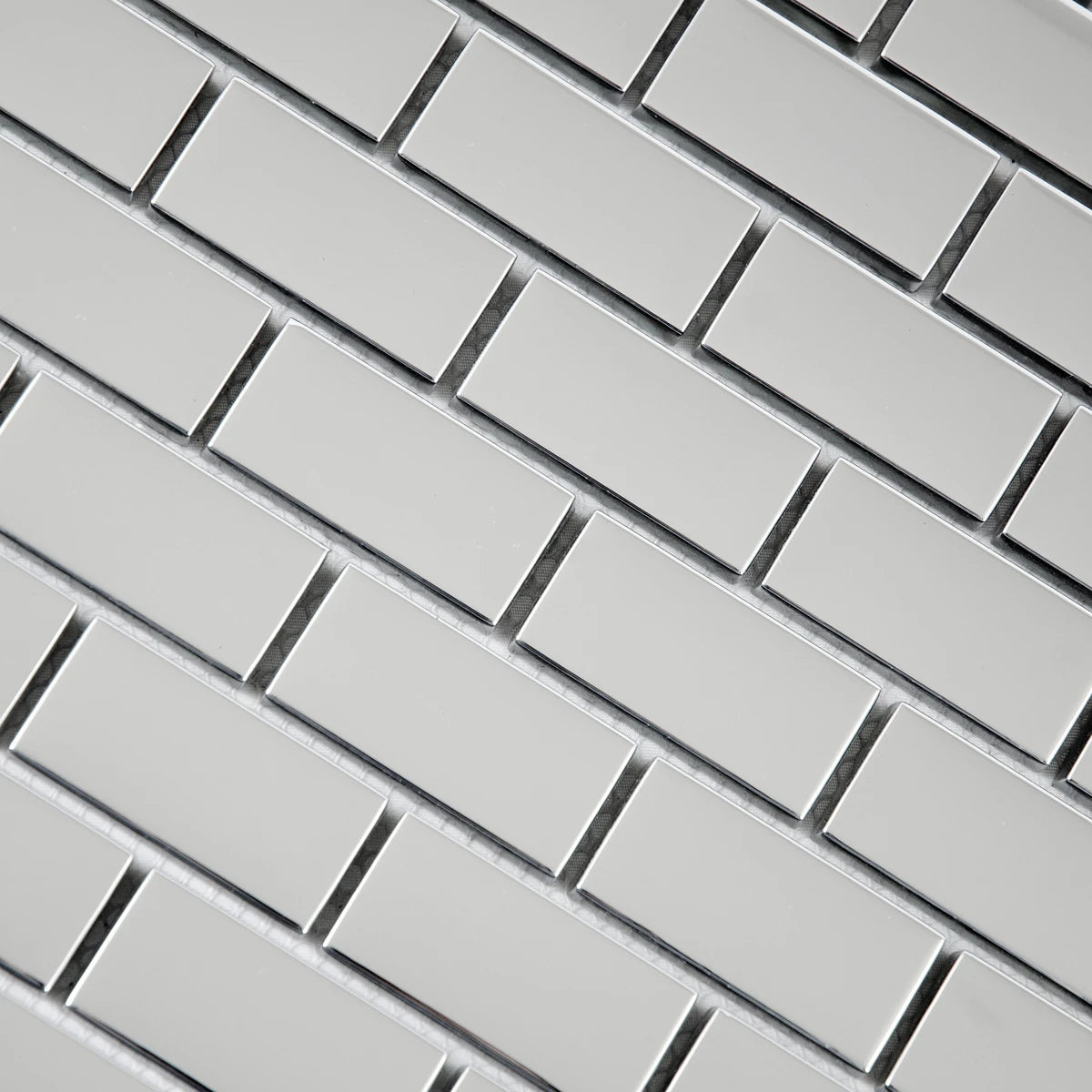 Mosaïque en aluminium chrome format briquette détails