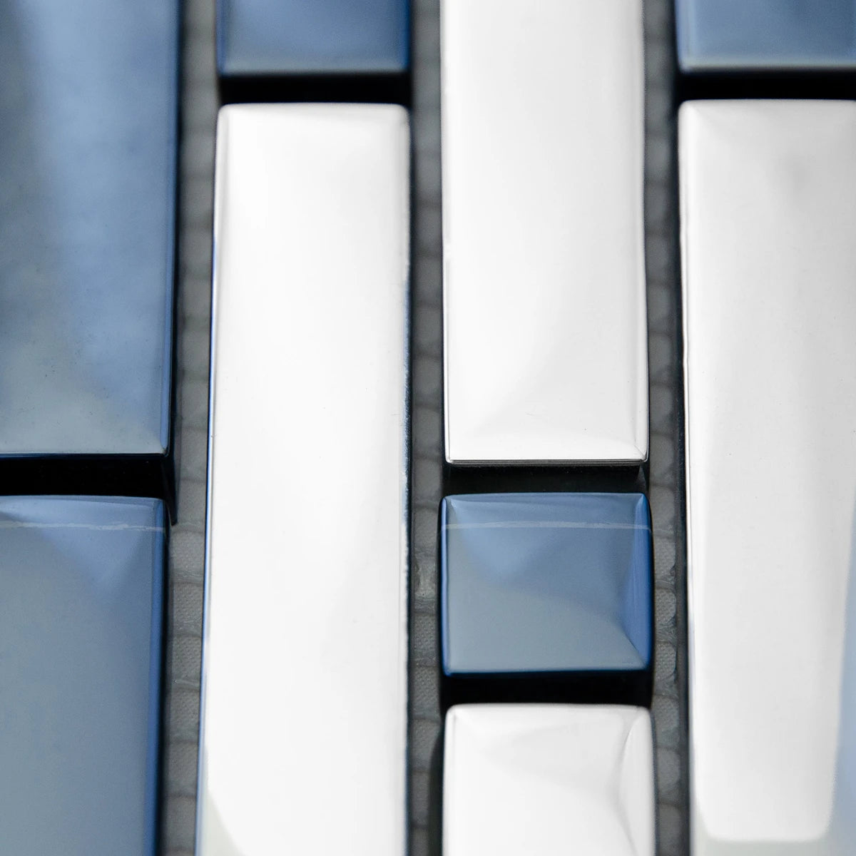 Mosaïque en barrette gris verre et aluminium détails
