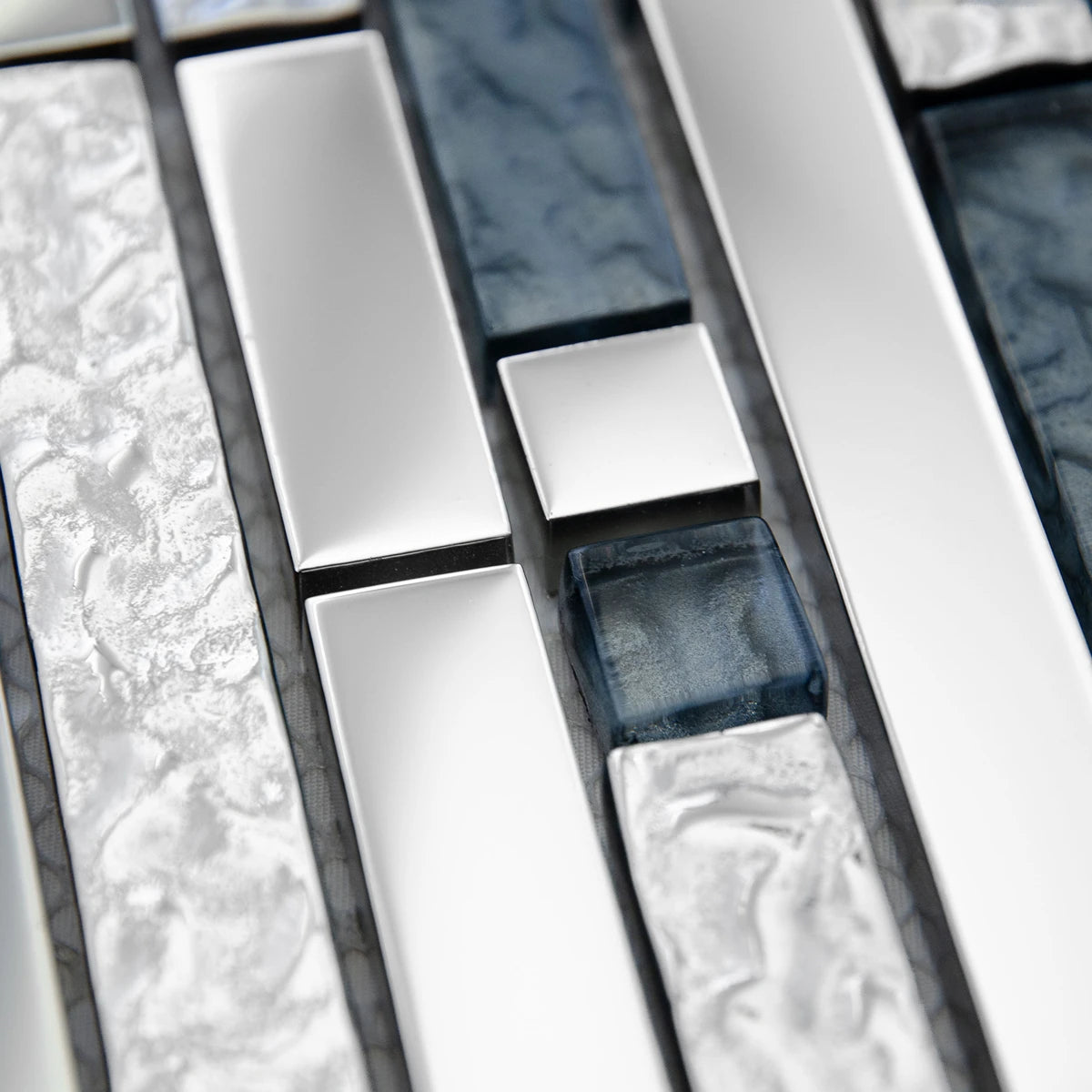 Mosaïque en barrette gris verre et aluminium zoomé perspective