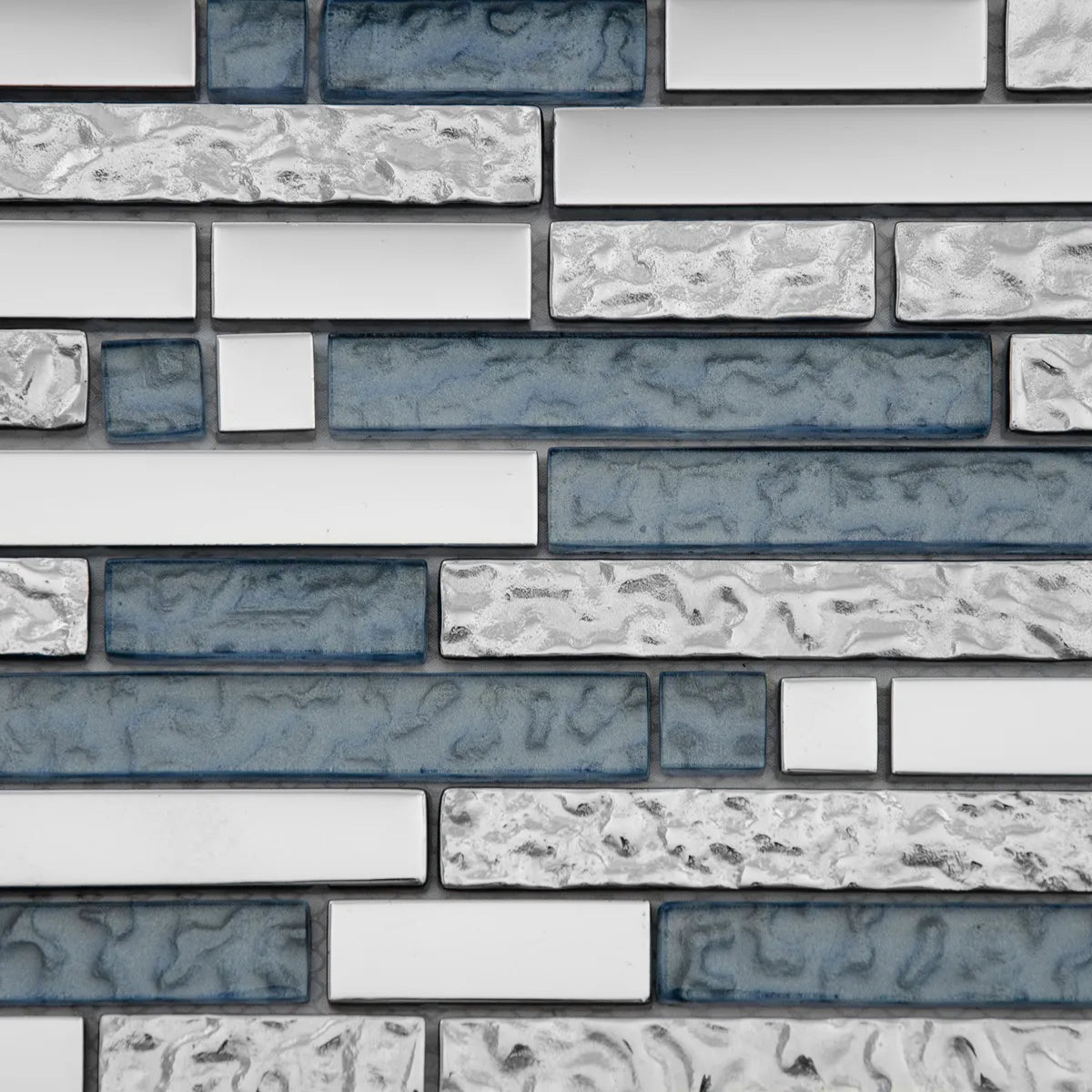 Mosaïque en barrette gris verre et aluminium zoomé