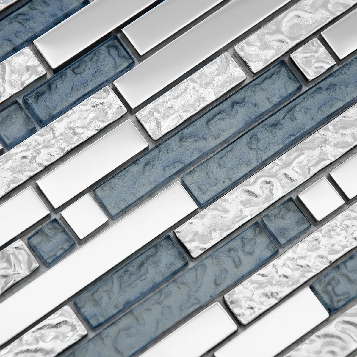 Mosaïque en barrette gris verre et aluminium détails